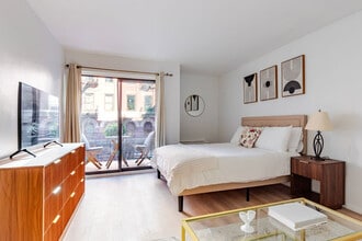 Building Photo - 328 W 11th St