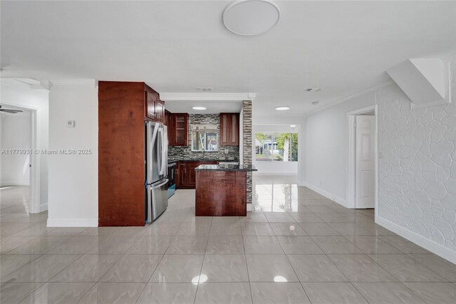 Building Photo - 924 N 30th Rd