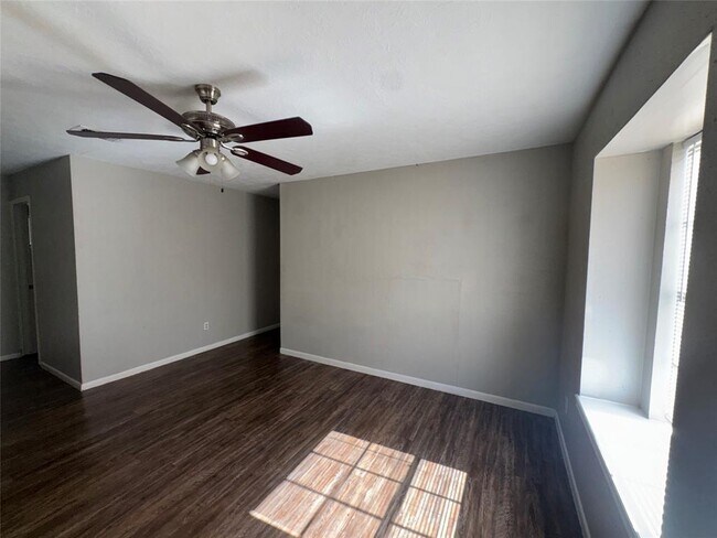 Building Photo - 201 Hartford Ln