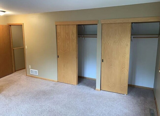 Building Photo - Spacious Minnetonka  2-BR Townhome