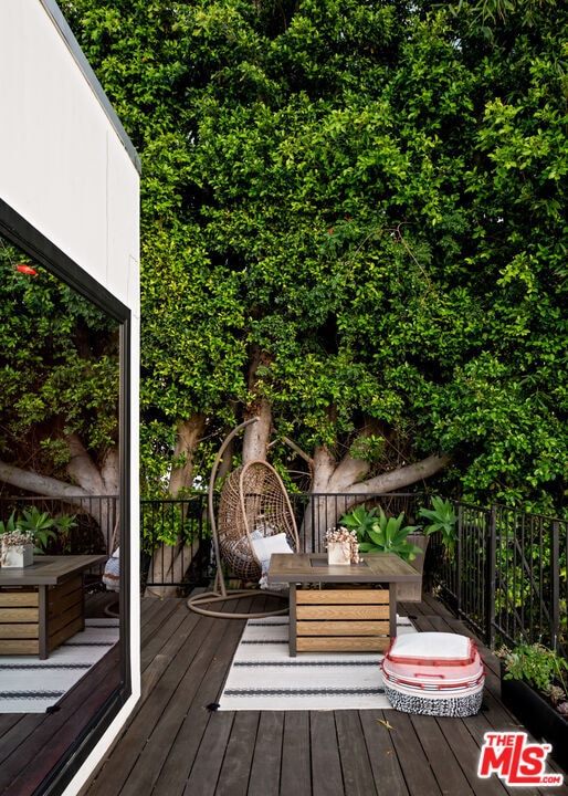 Building Photo - 2001 Sunset Plaza Dr