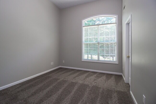 Building Photo - 35 Goldfinch Dr