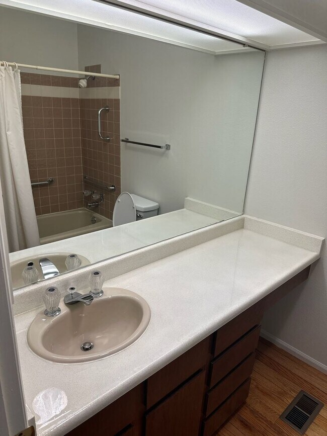 Building Photo - Fantastic 3 bedroom, 3 bath, 2 car garage ...