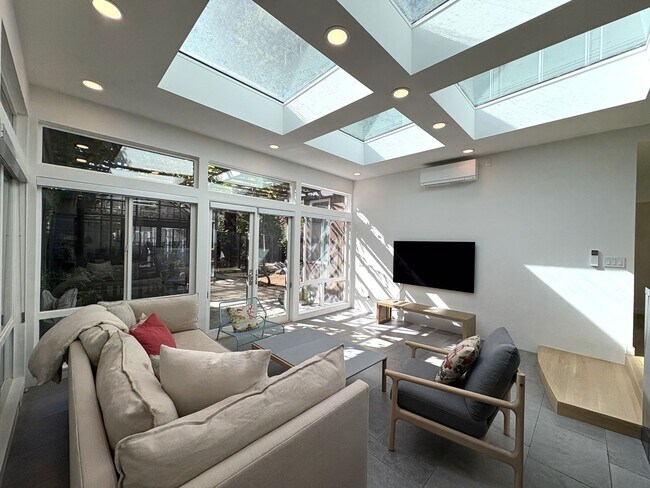 Building Photo - Modern Home availalble for lease in Menlo ...