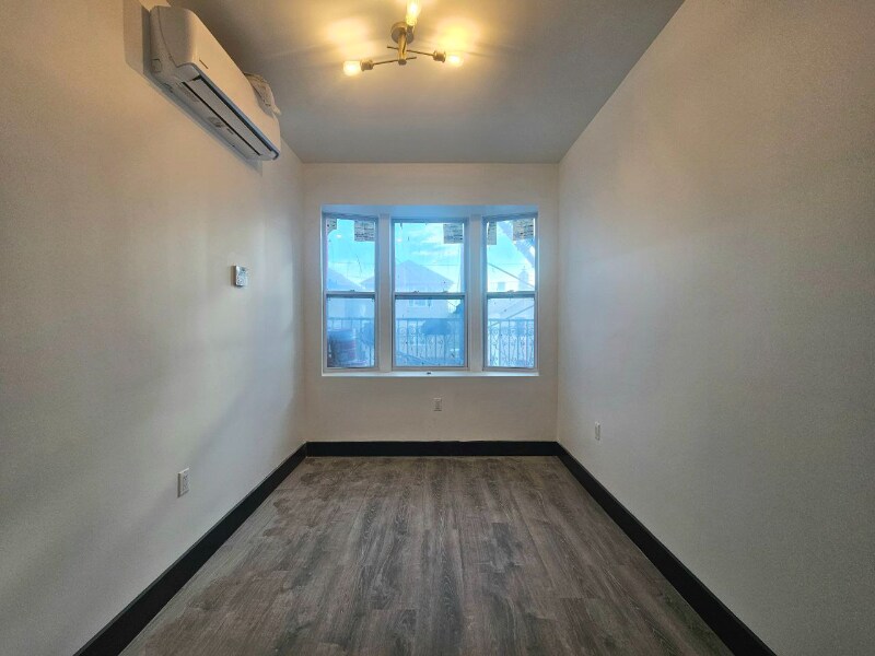 Building Photo - 11 Thomas St