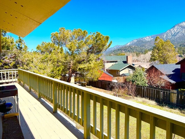 Building Photo - LARGE HOME WITH HUGE BONUS AREA