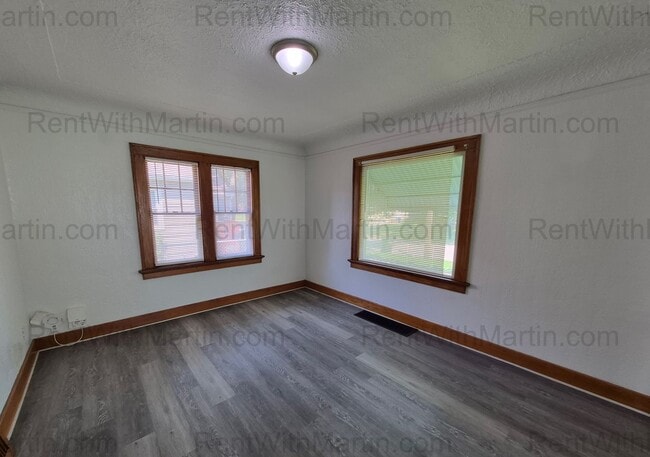 Building Photo - 137 Hope Ave