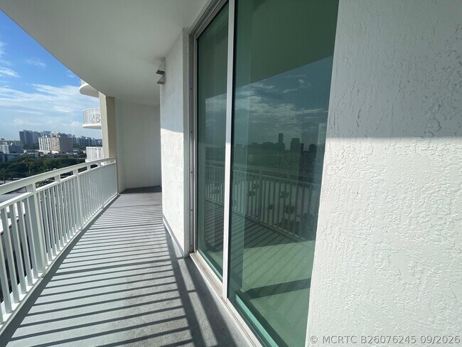 Building Photo - 1755 E Hallandale Beach Blvd