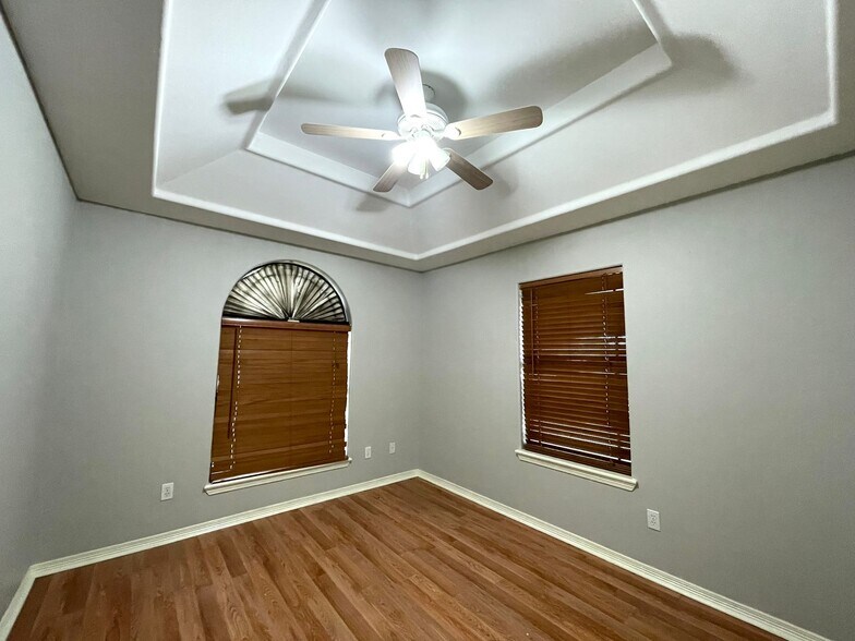 Building Photo - 4901 La Vista St