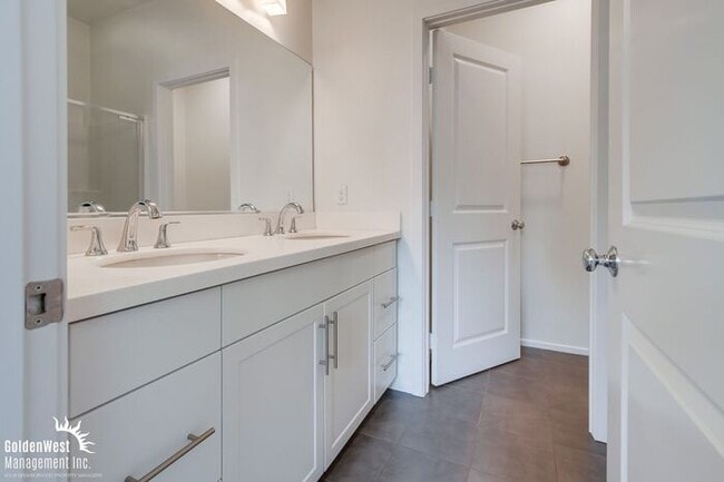 Building Photo - Stylish 3Bdm 3Ba Townhome with Chef’s Kitc...