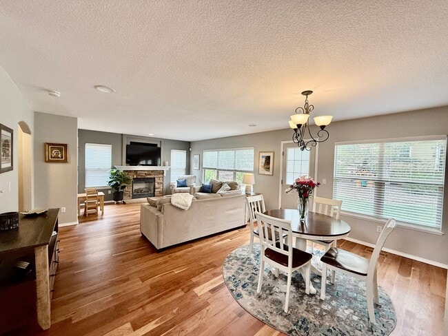Building Photo - Stunning 4-Bedroom Home with Loft and Fini...