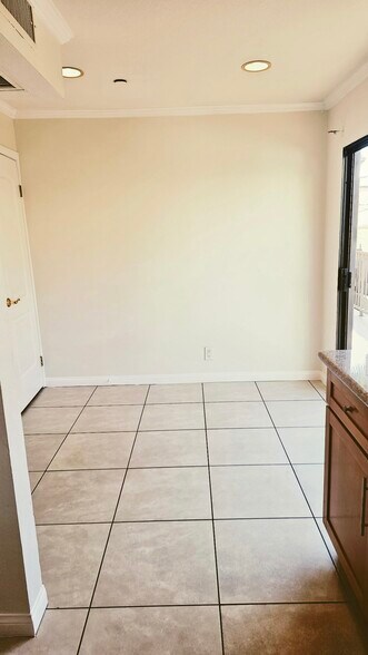 Building Photo - 1043 Thompson Ave