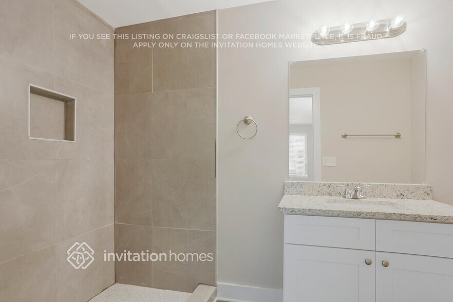 Building Photo - 212 Glenrose Cir SW