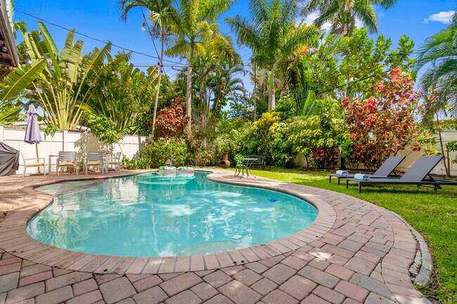 Building Photo - 614 SE 5th Ct