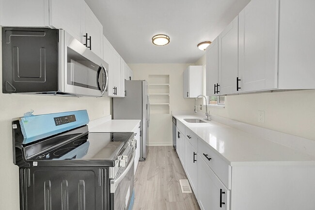 Building Photo - $2,195.00, 3-bed, 1-bath, located in Thorn...