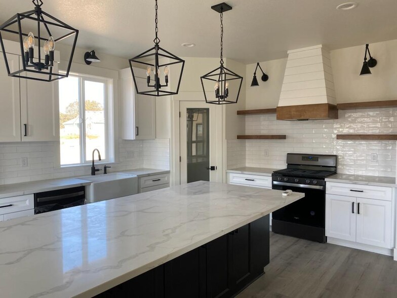 Kitchen - 437 NW Coast Mountain Dr