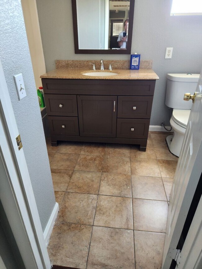 Building Photo - North Las Vegas Upgraded 4 Bedroom!