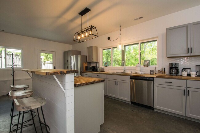 Building Photo - 1243 Pine Spring Dr