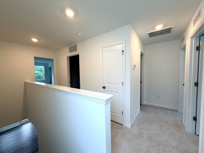 Building Photo - ~~ Luxurious End Unit 3-bedroom Townhome ~~