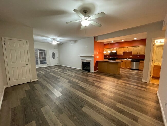 Building Photo - Beautiful 2 Bedroom Condo off of Shelbyvil...