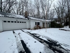 Building Photo - 3 bedroom, 3 bath house located in Park Forest