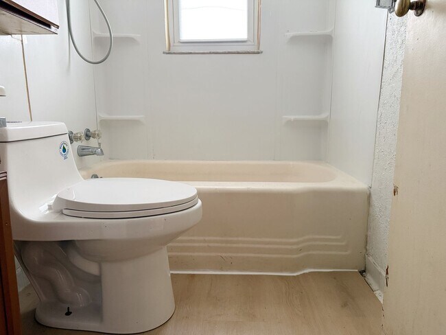 Building Photo - 1339 E Illinois St, Evansville, one bedroom, one bathroom