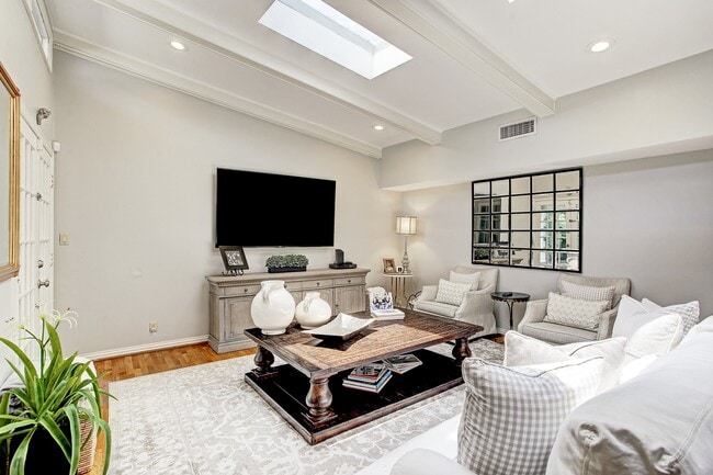 Building Photo - 751 W 43rd St