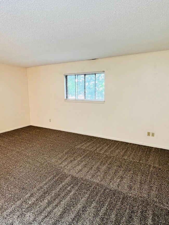 Building Photo - Upper Level Unit