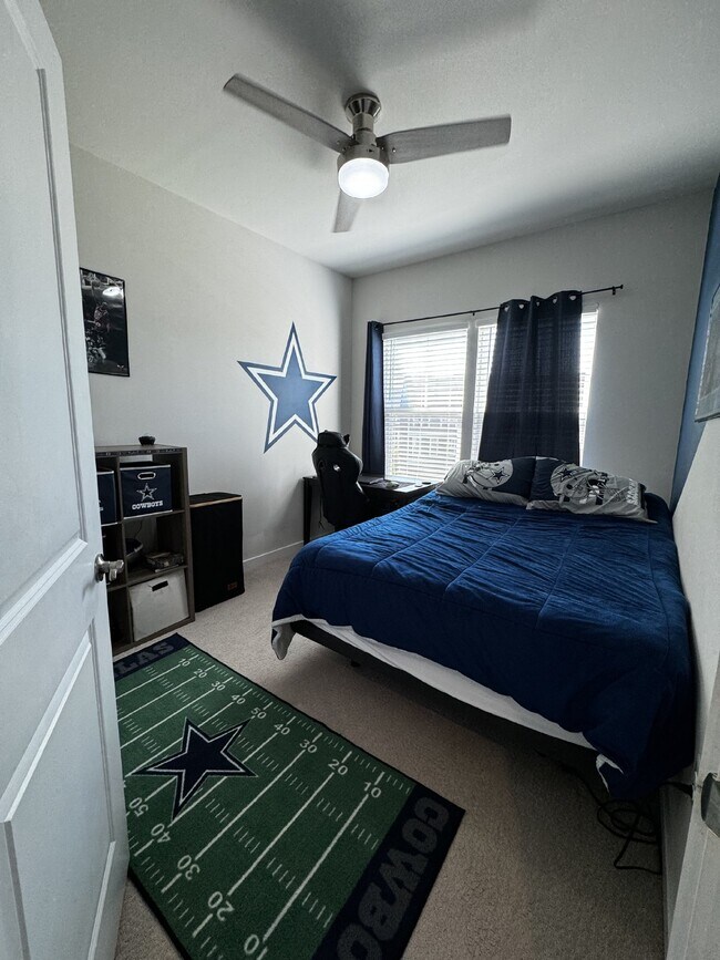 Building Photo - Luxurious 4-Bedroom Townhouse with 3.5 Bat...