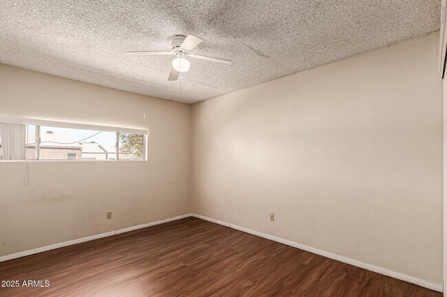 Building Photo - 2680 E Oakleaf Dr
