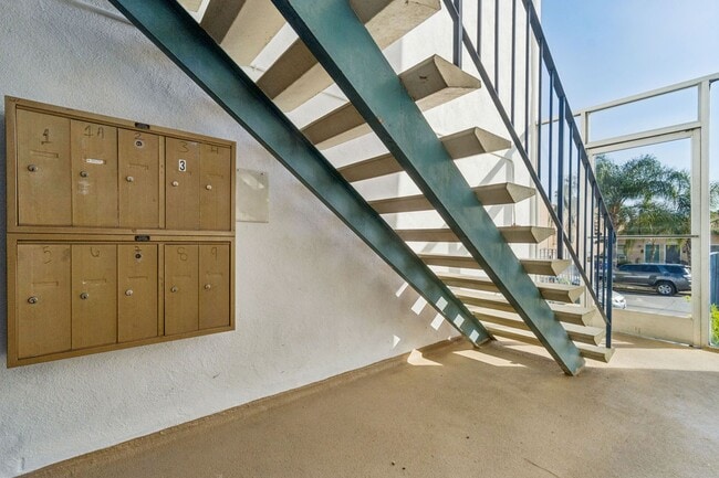 Building Photo - 2 bed 1 Bath Available Now