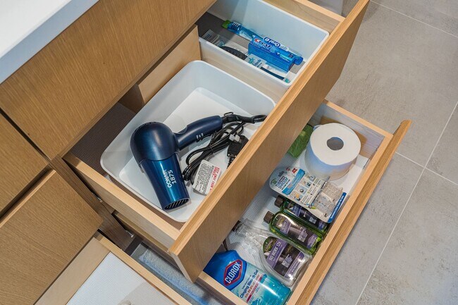 Building Photo - Fully furnished 1-bed, 1-bath, 1-parking a...