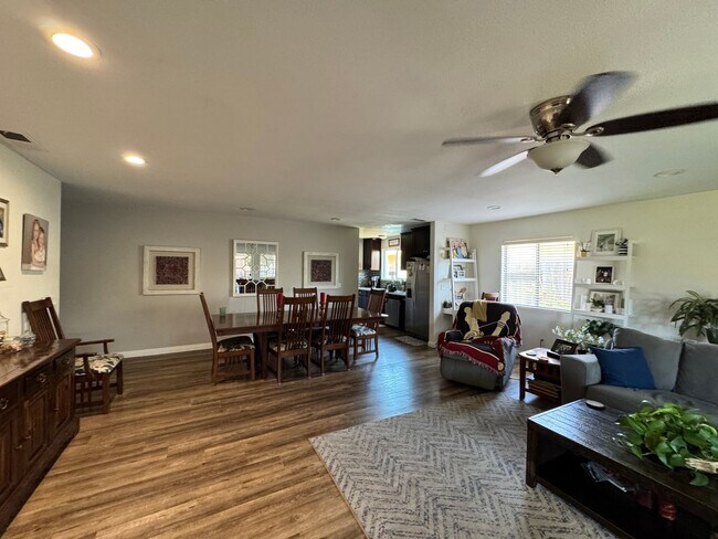 Building Photo - Beautifully Updated 4 Bedroom, 3 Bath Sing...