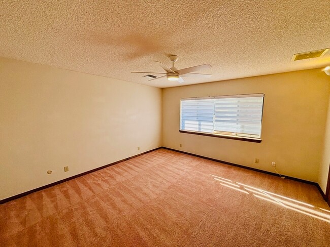 Building Photo - 527 Westlake Dr