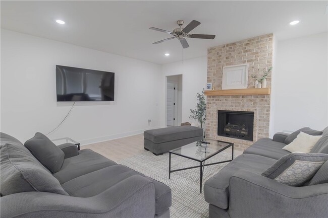 Building Photo - 112 S Broyles Ave