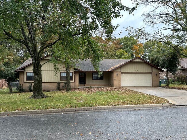 Building Photo - Available 7/1!  Spacious 3 Bedroom, 2 Full Bathroom Rogers Home in Quiet Neighborhood