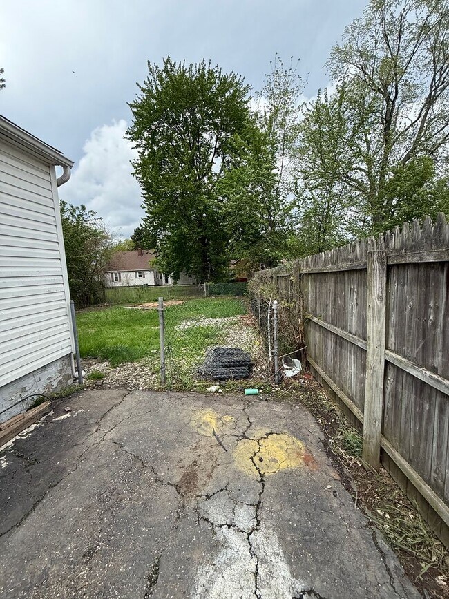 Building Photo - Section 8 Accepted! Newly Renovated 3-Bedr...
