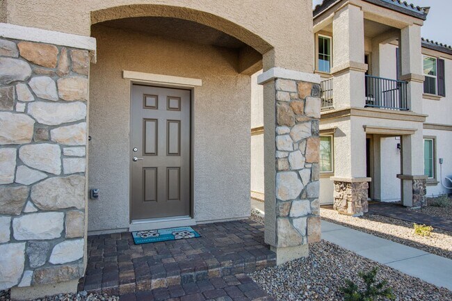 Building Photo - 2 Story Townhouse in Gated Community! Comi...