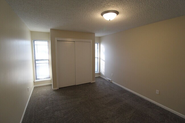 Building Photo - 117 S Saxony Dr