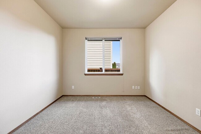 Building Photo - Vaulted Ceilings, A/C & Fully Fenced Yard – Beautiful 3-Bedroom Olympia Home!