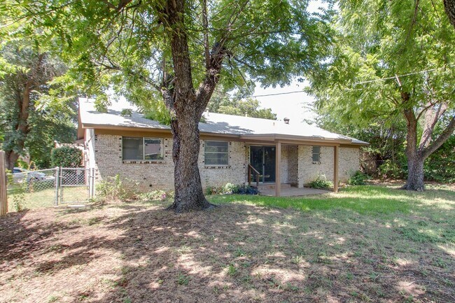 Building Photo - No Carpet! Great tree shaded yard!
