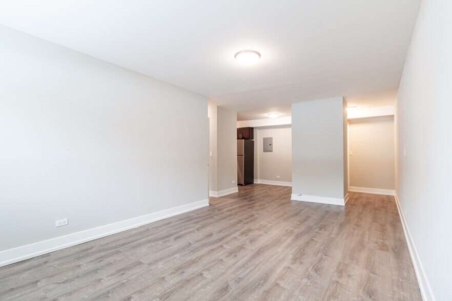 Building Photo - 527 W Surf St