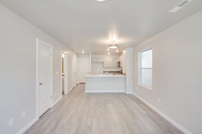 Building Photo - Beautiful, Modern 2 Bedroom Cottage Available!