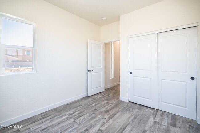 Building Photo - 909 E Desert Ln