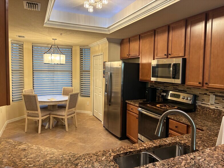 Building Photo - 9532 Avellino Way