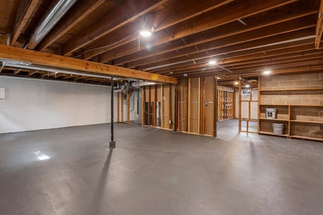 Building Photo - Four bedroom executive rental available no...