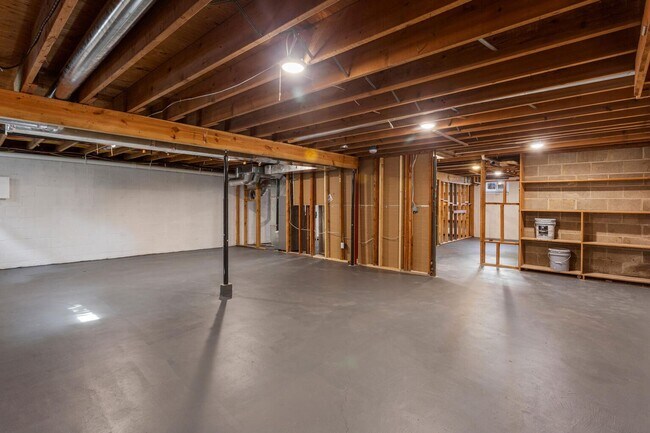 Building Photo - Four bedroom executive rental available now in Champaign's sought after Devonshire neighborhood!