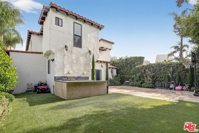 Building Photo - 10749 Weyburn Ave