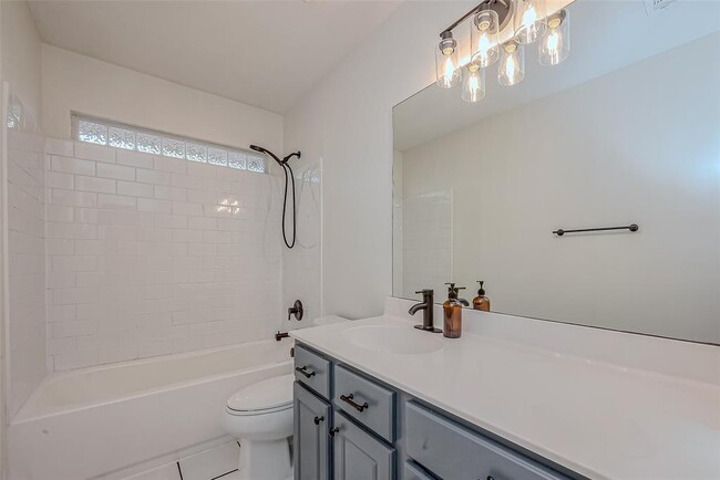 Building Photo - 7135 Woodland Oaks