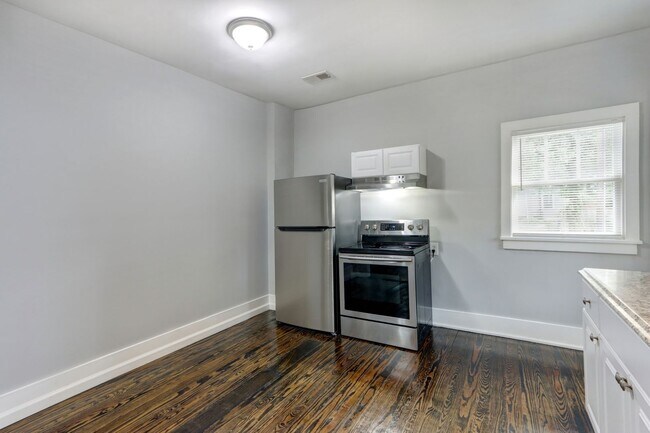 Building Photo - Large 3BR/2BA Downtown Home Walking Distan...